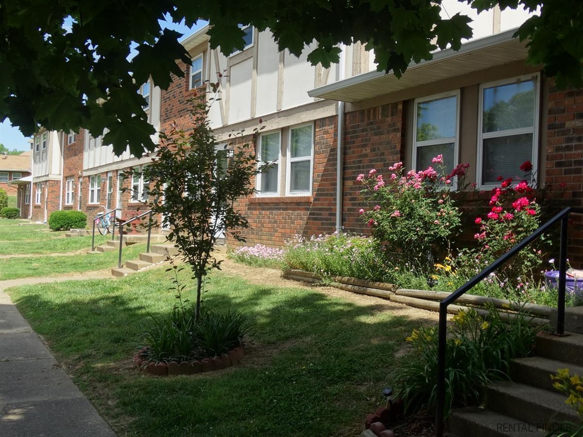 Pine Townhomes Apartment in Evansville, IN