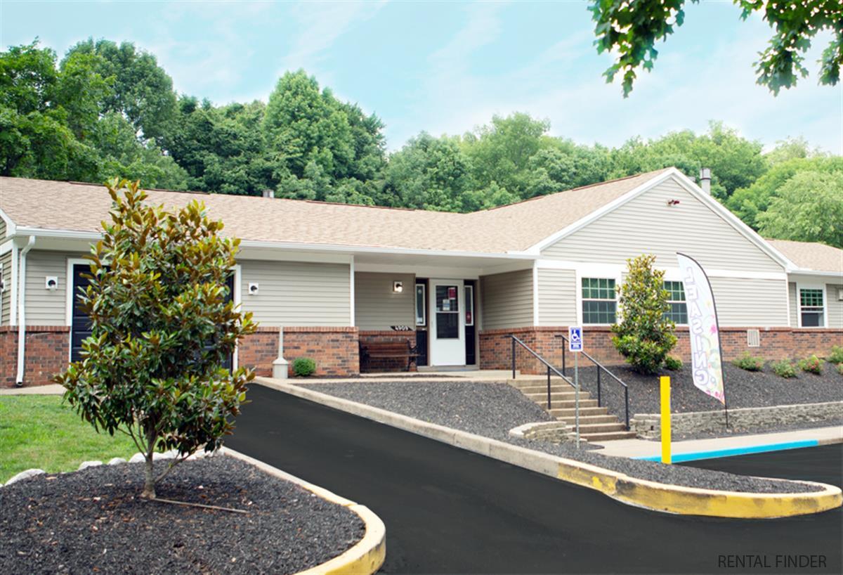 Pine Townhomes Apartment in Evansville, IN